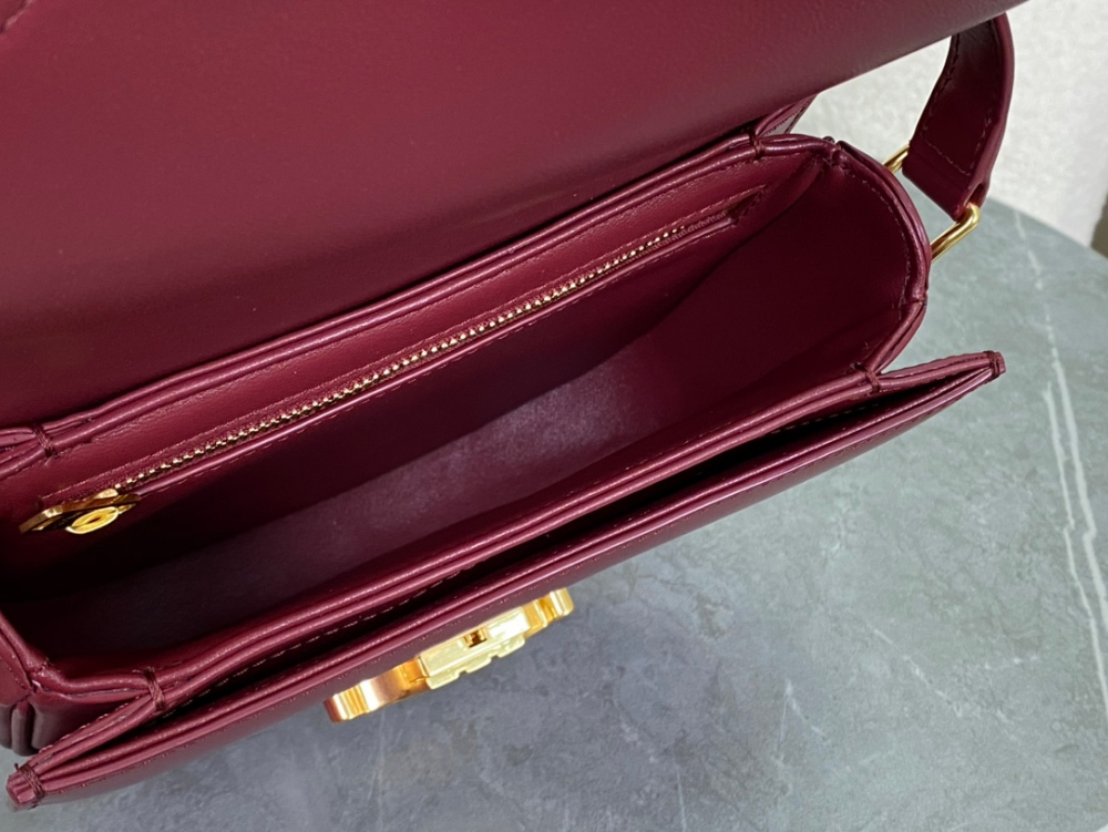 셀린느 Besace Clea Calfskin