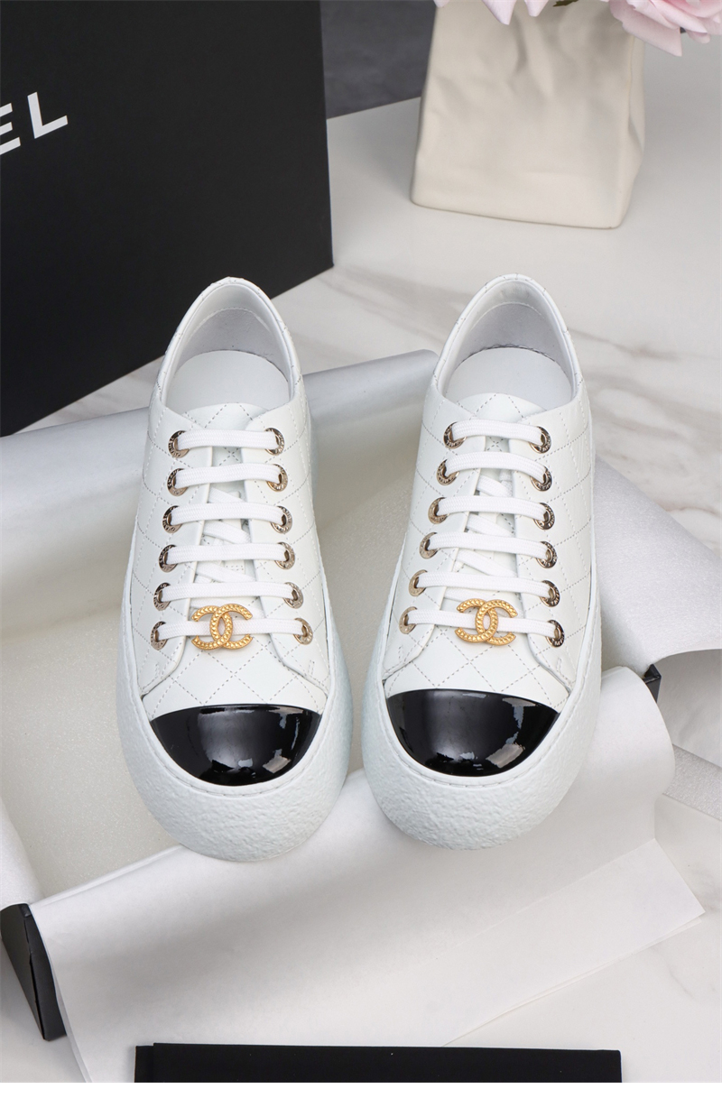 샤넬 25A 빅터 쿼즈 화이트 스니커즈