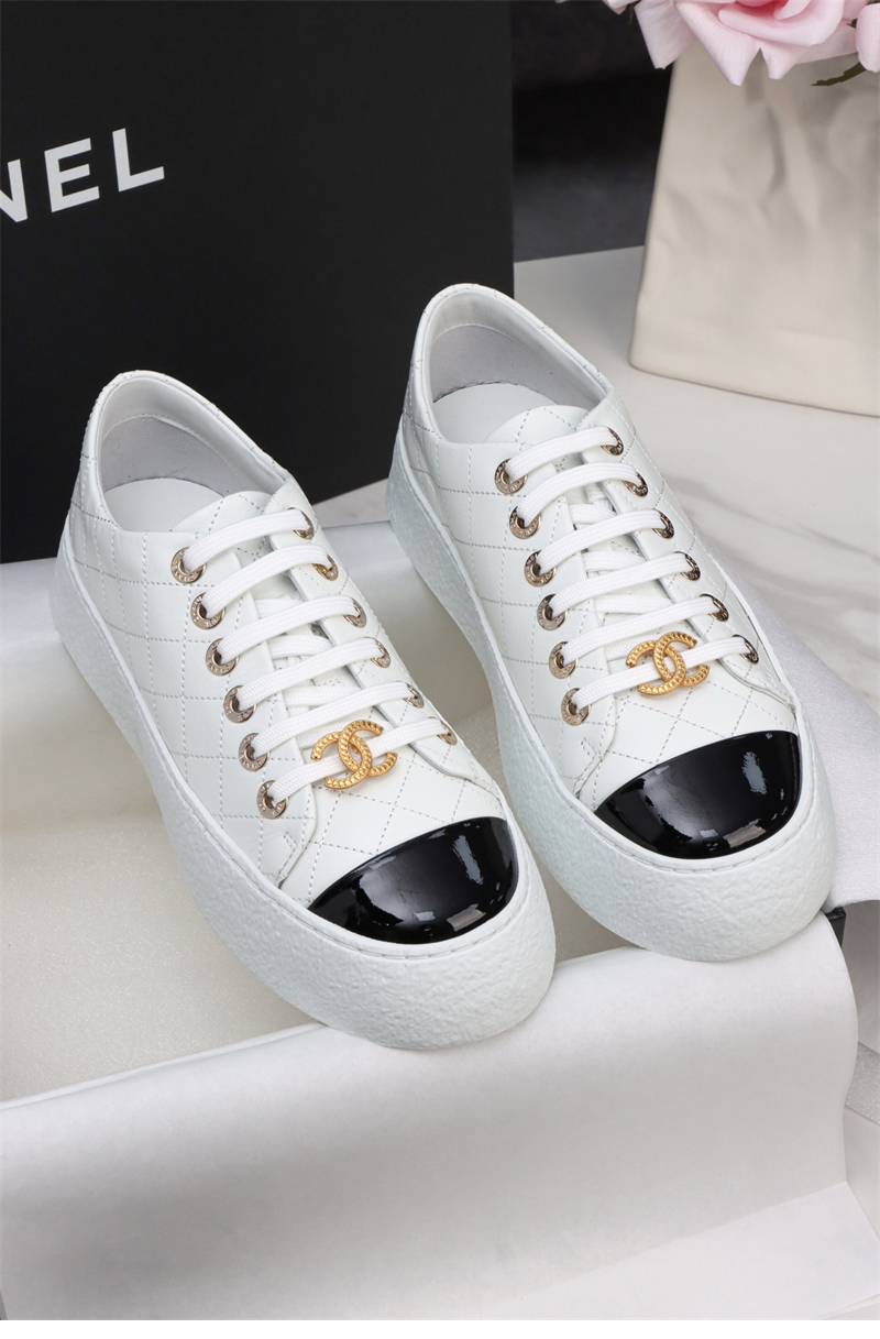 샤넬 25A 빅터 쿼즈 화이트 스니커즈