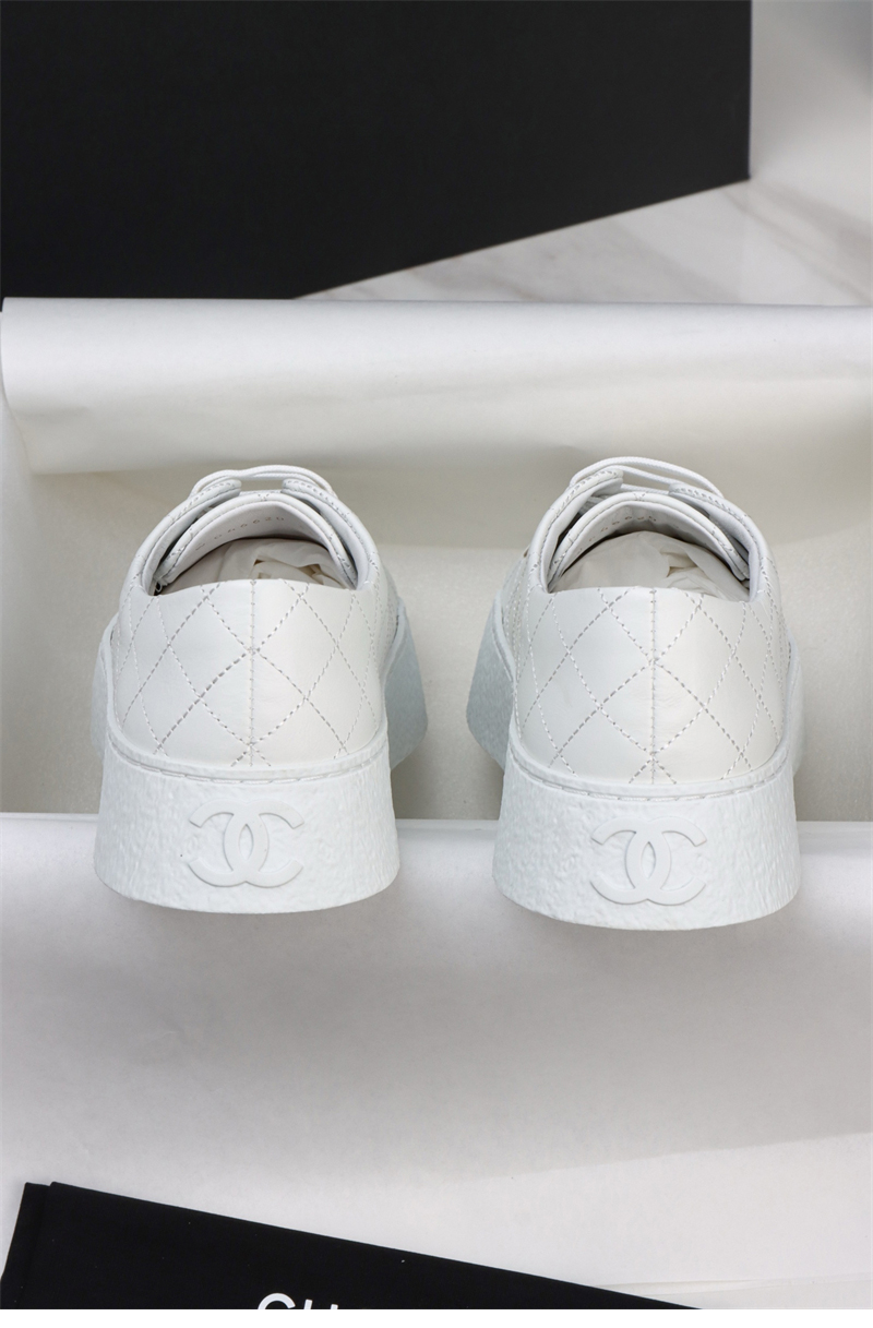 샤넬 25A 빅터 쿼즈 화이트 스니커즈