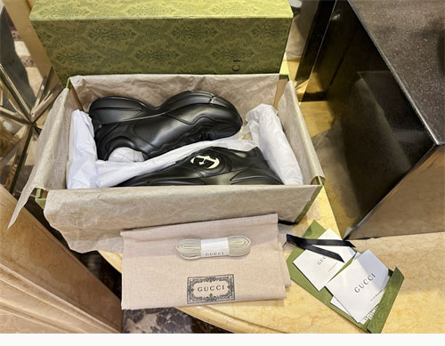 구찌 인터로킹 g 라이톤 스니커즈