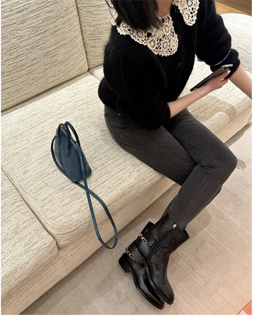 샤넬 23a 체인 앵클 부츠