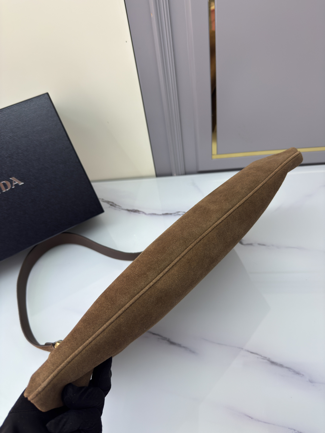 프라다 에튀드 라지 스웨이드 숄더백