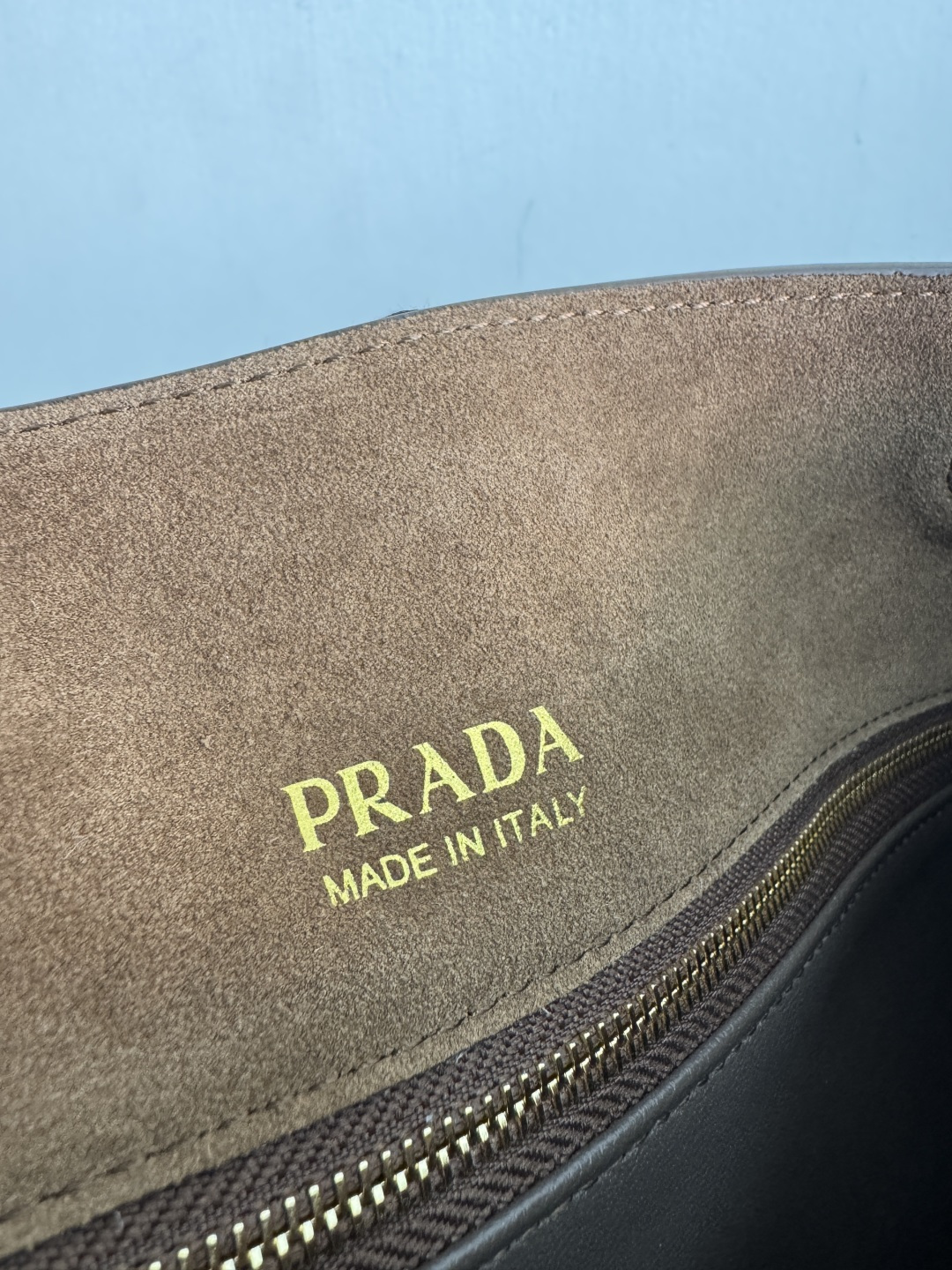 프라다 에튀드 라지 스웨이드 숄더백