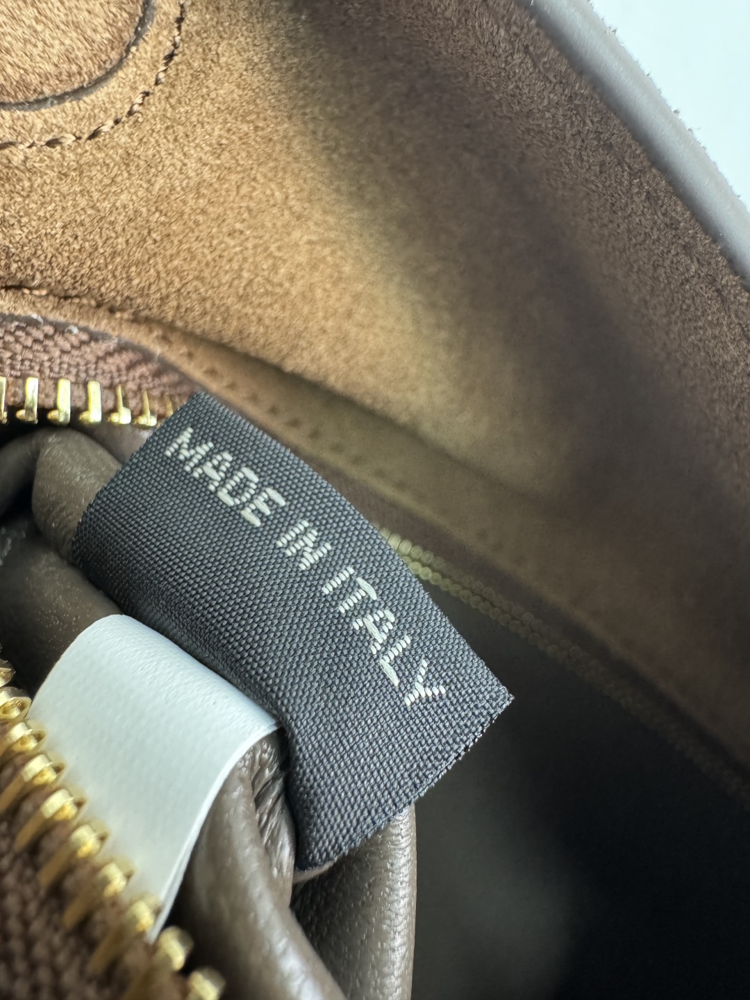 프라다 에튀드 라지 스웨이드 숄더백