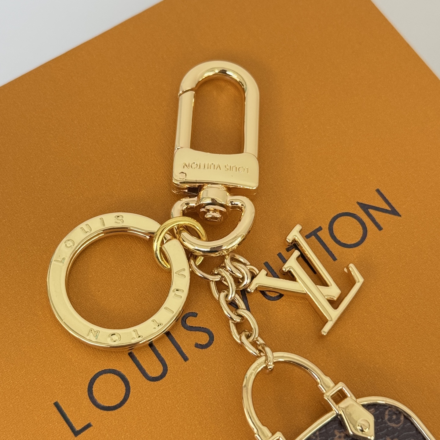 루이비통 알마 백 참 & 키 홀더