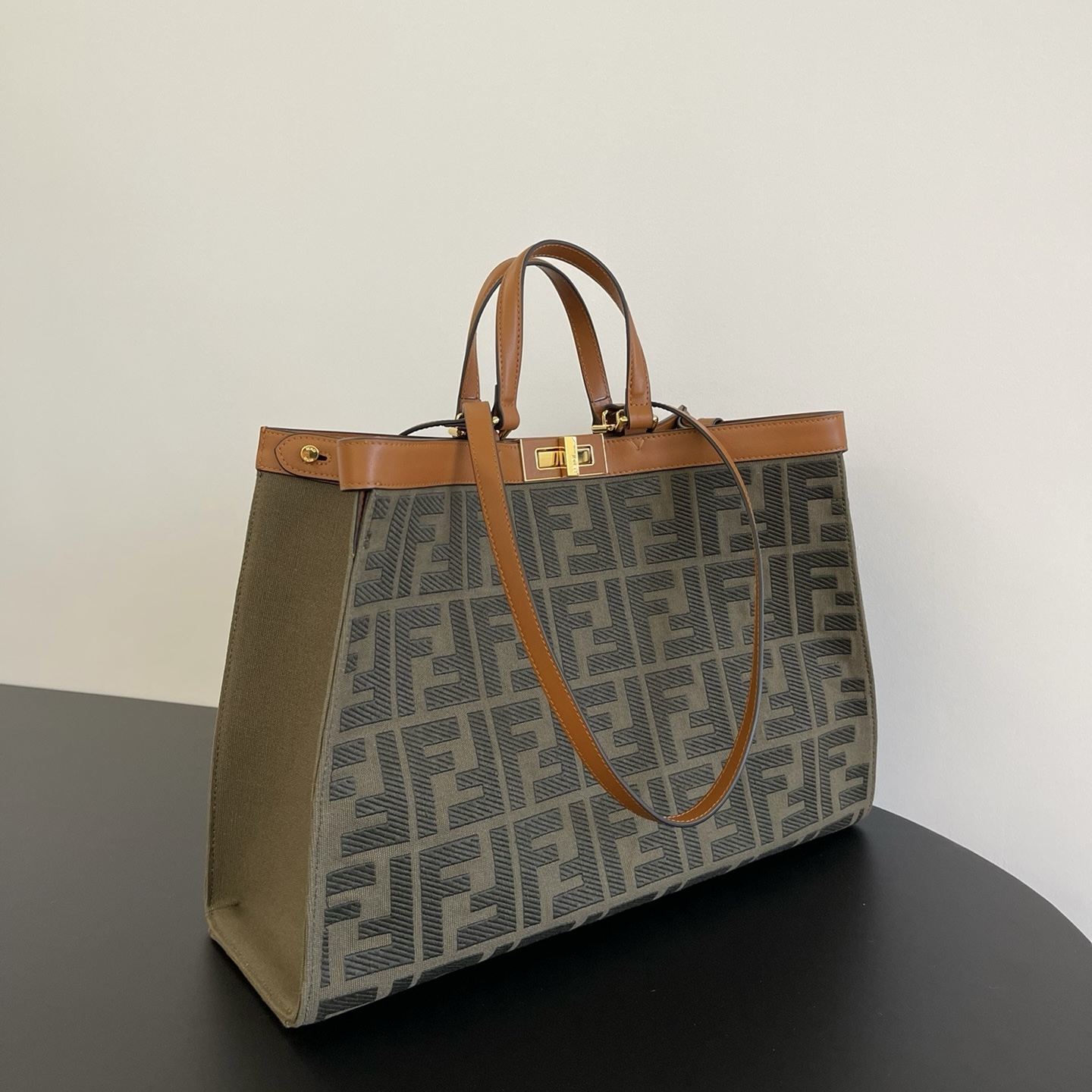 펜디 피카부 X토트 FF 카키 캔버스