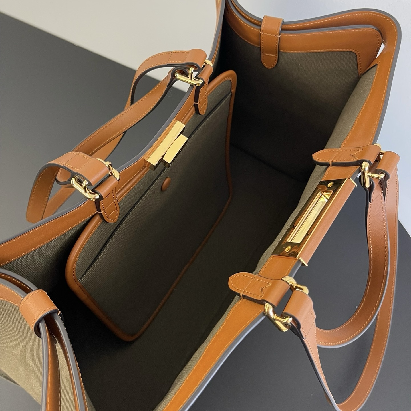 펜디 피카부 X토트 FF 카키 캔버스