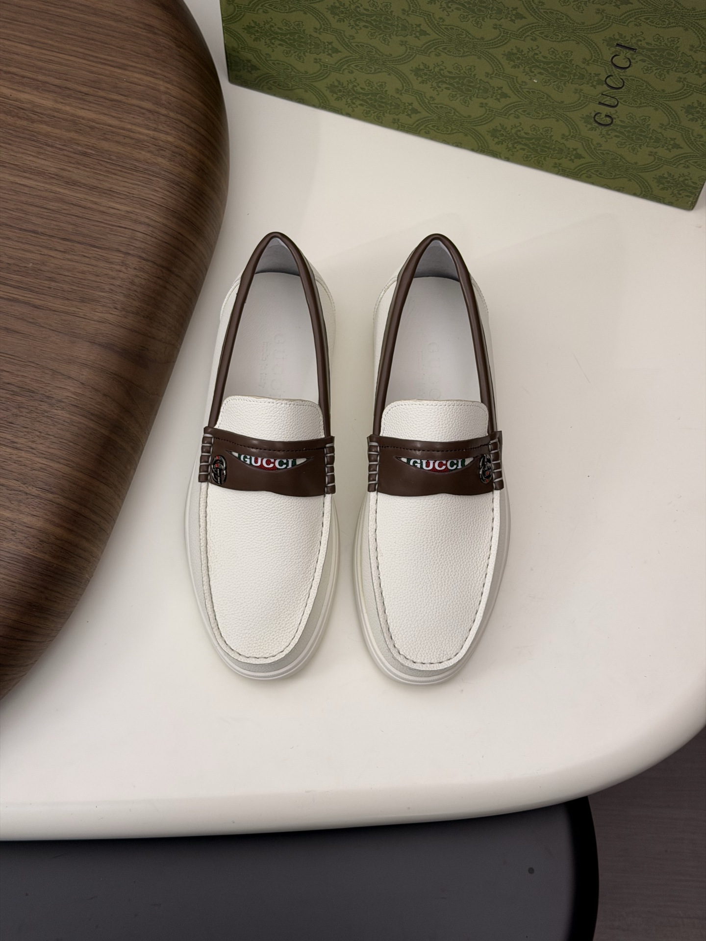 구찌 남성 레더 슬립온