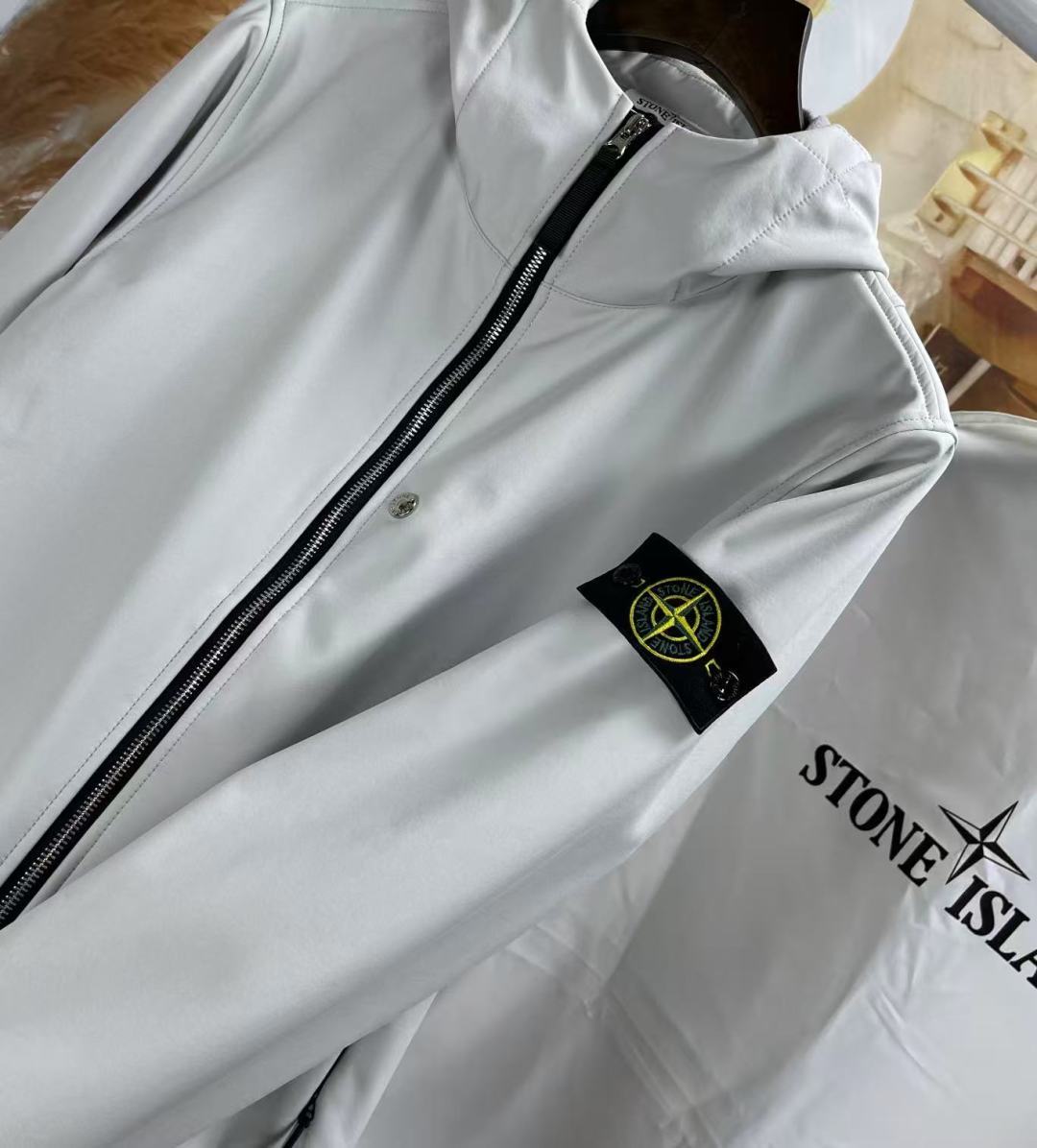 스톤아일랜드 소프트 쉘 프리모로프트 인슐레이션 후드 자켓