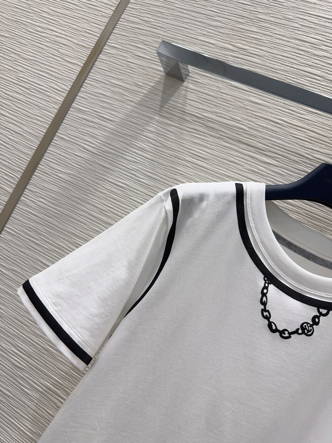루이비통 체인 디테일 티셔츠