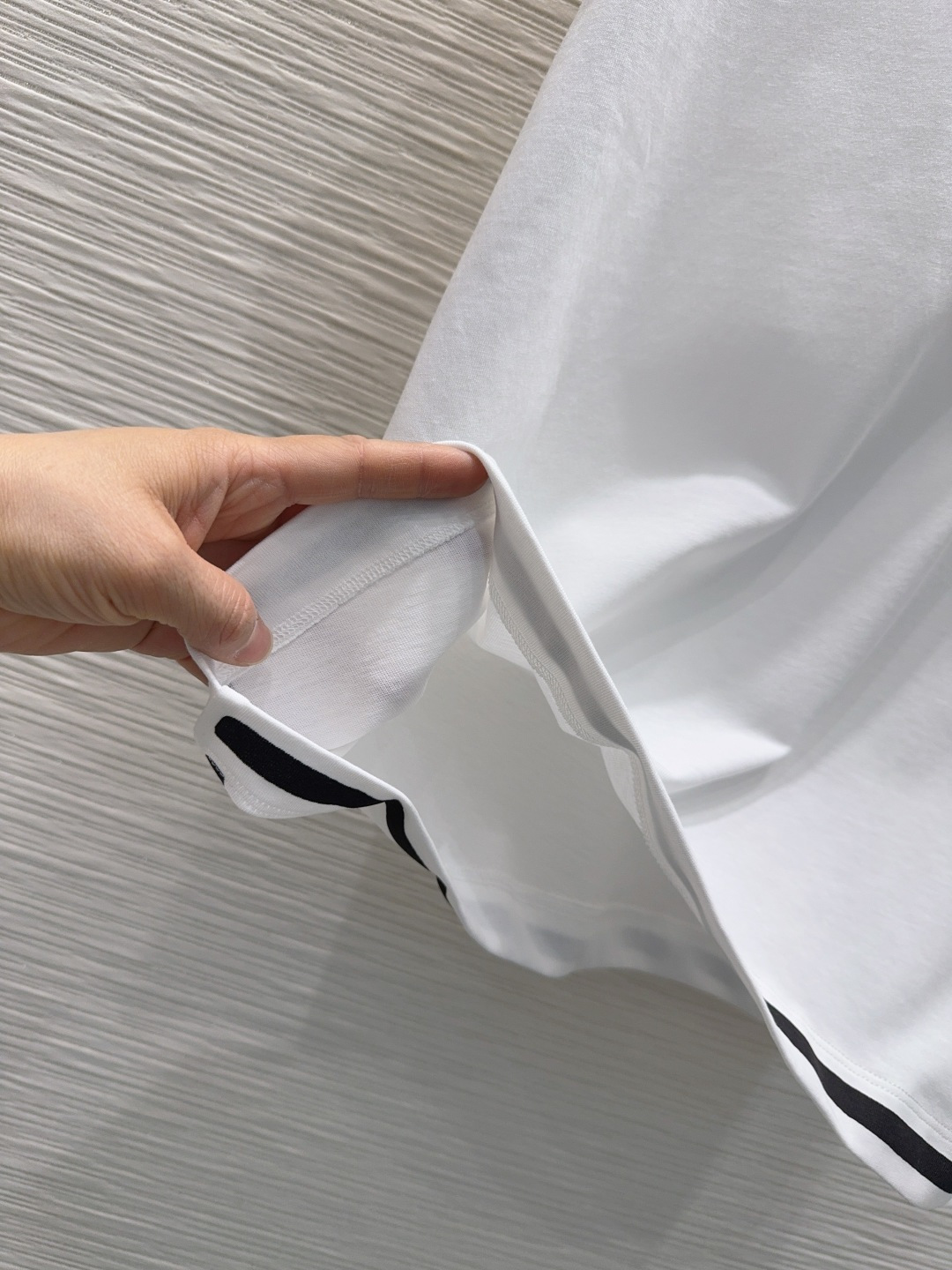 루이비통 체인 디테일 티셔츠