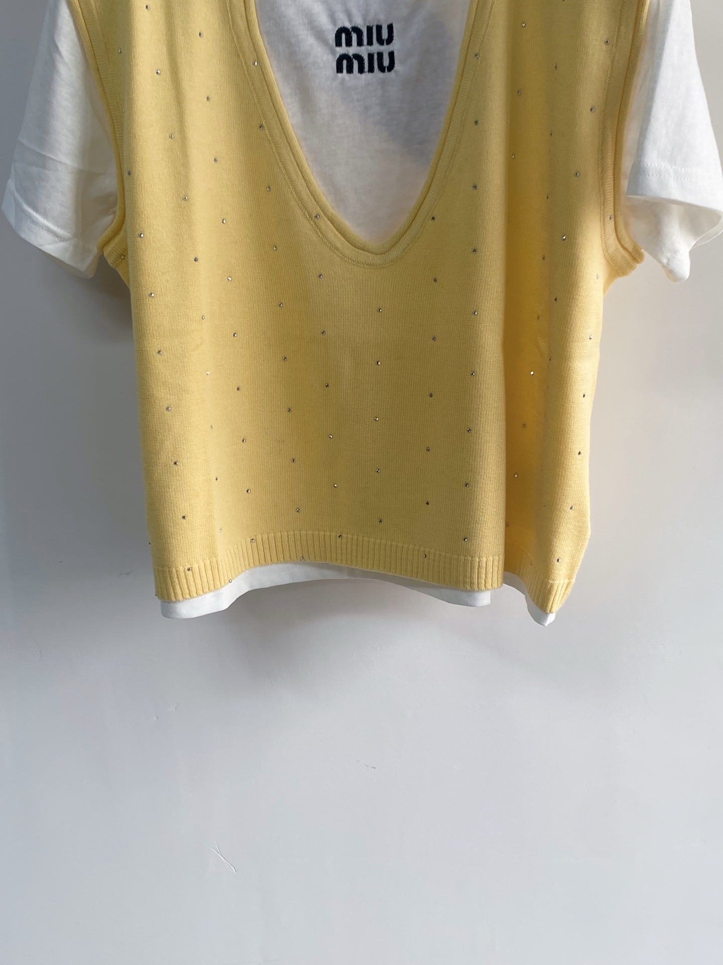 미우미우 엠벨리쉬드 니트 베스트