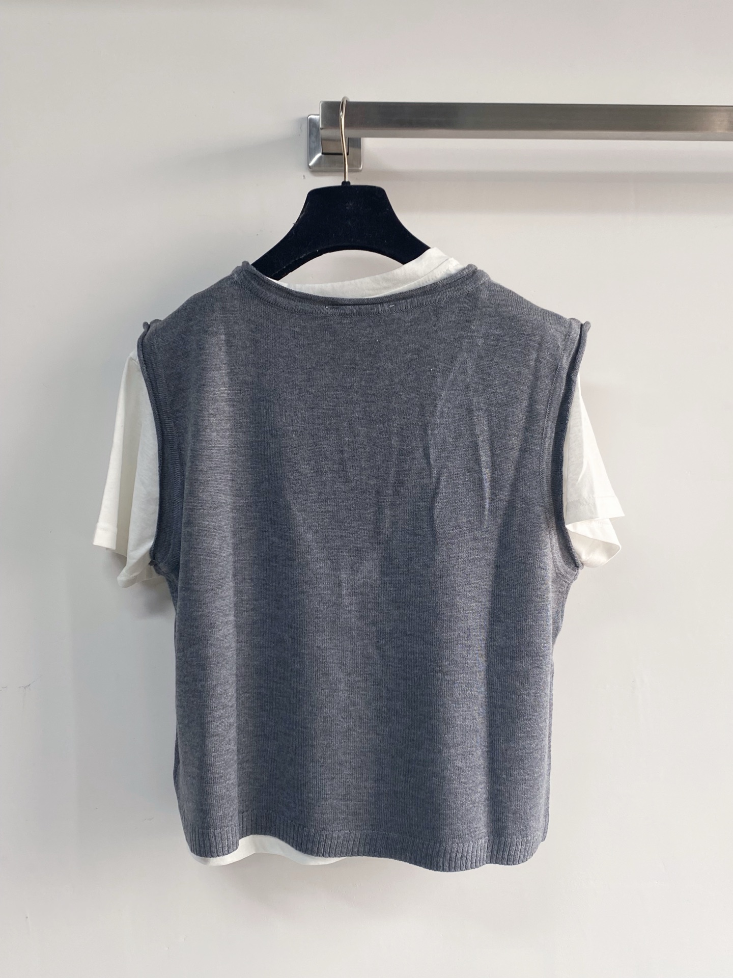 미우미우 엠벨리쉬드 니트 베스트