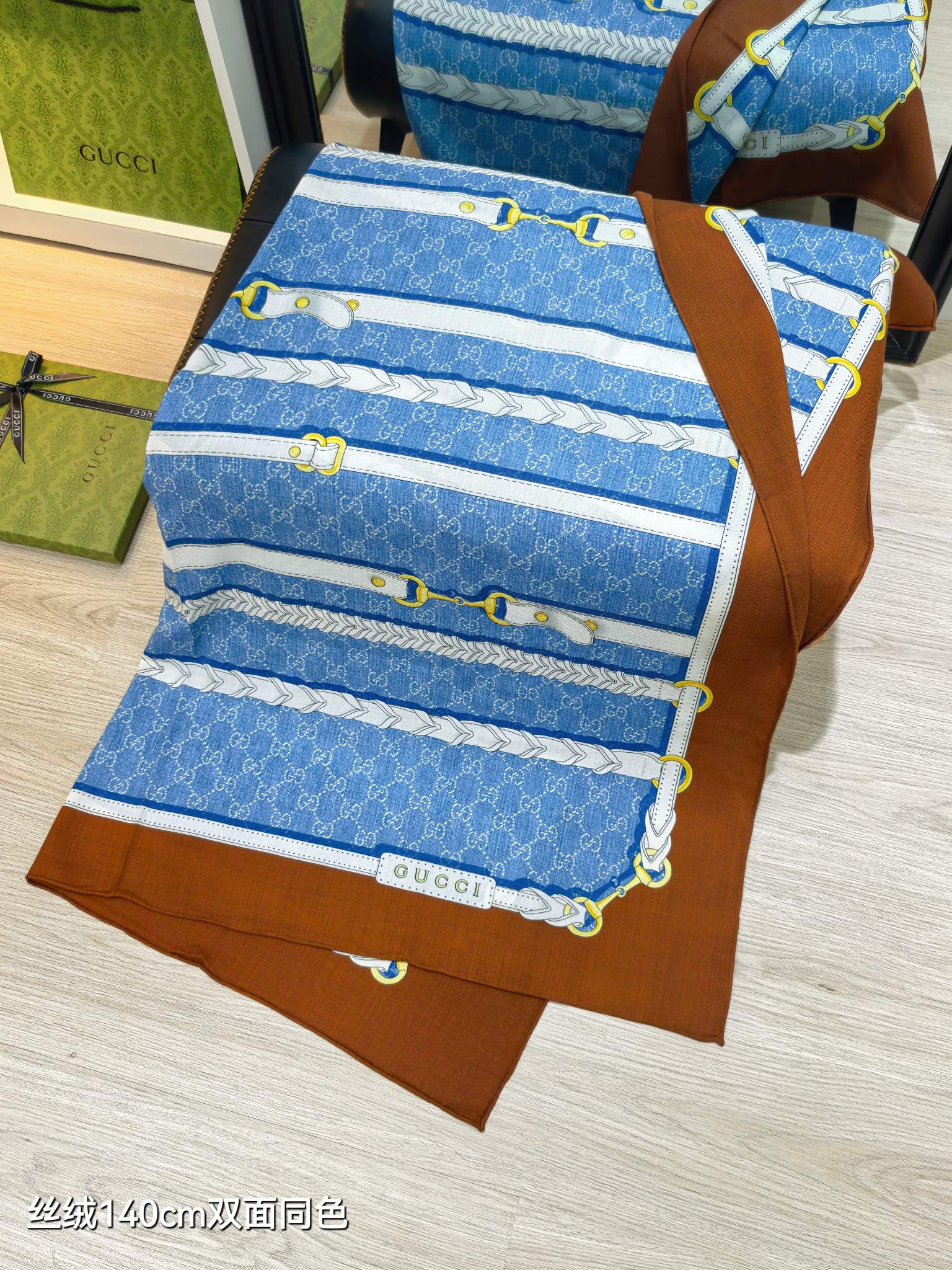 구찌 GG 홀스빗 하네스 프린트 실크 울 숄