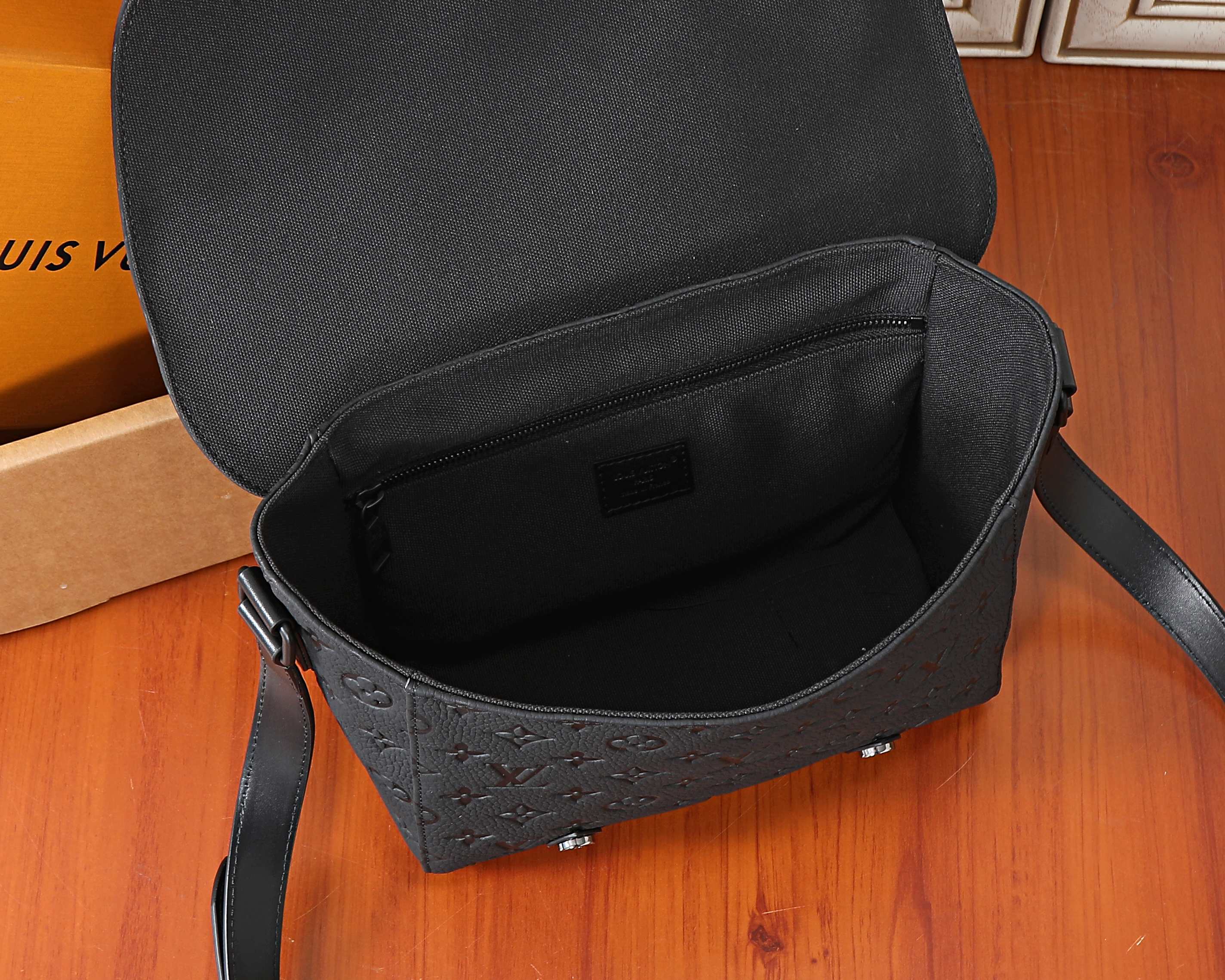 루이비통 크리스토퍼 메신저백