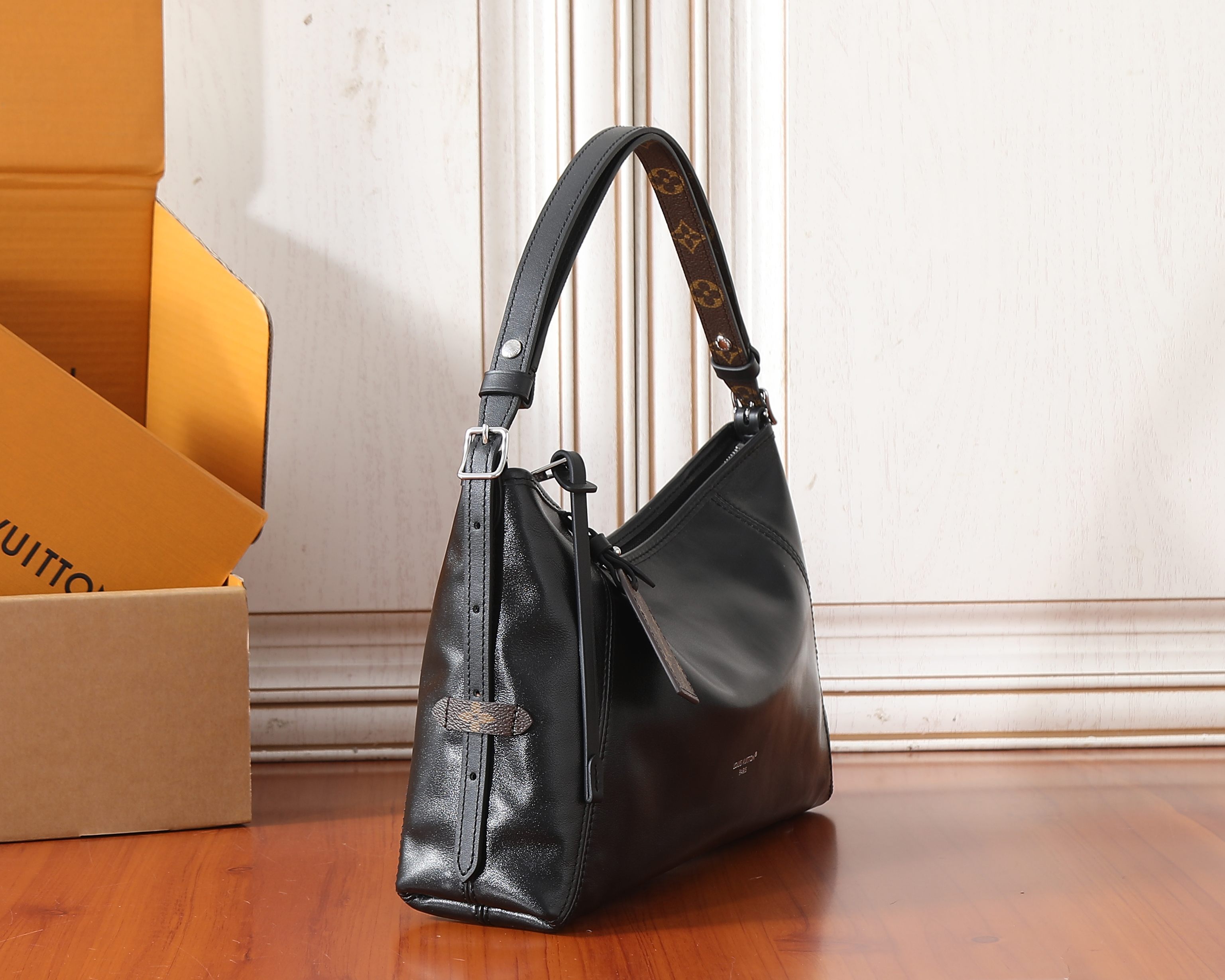 루이비통 캐리올 이스트 웨스트