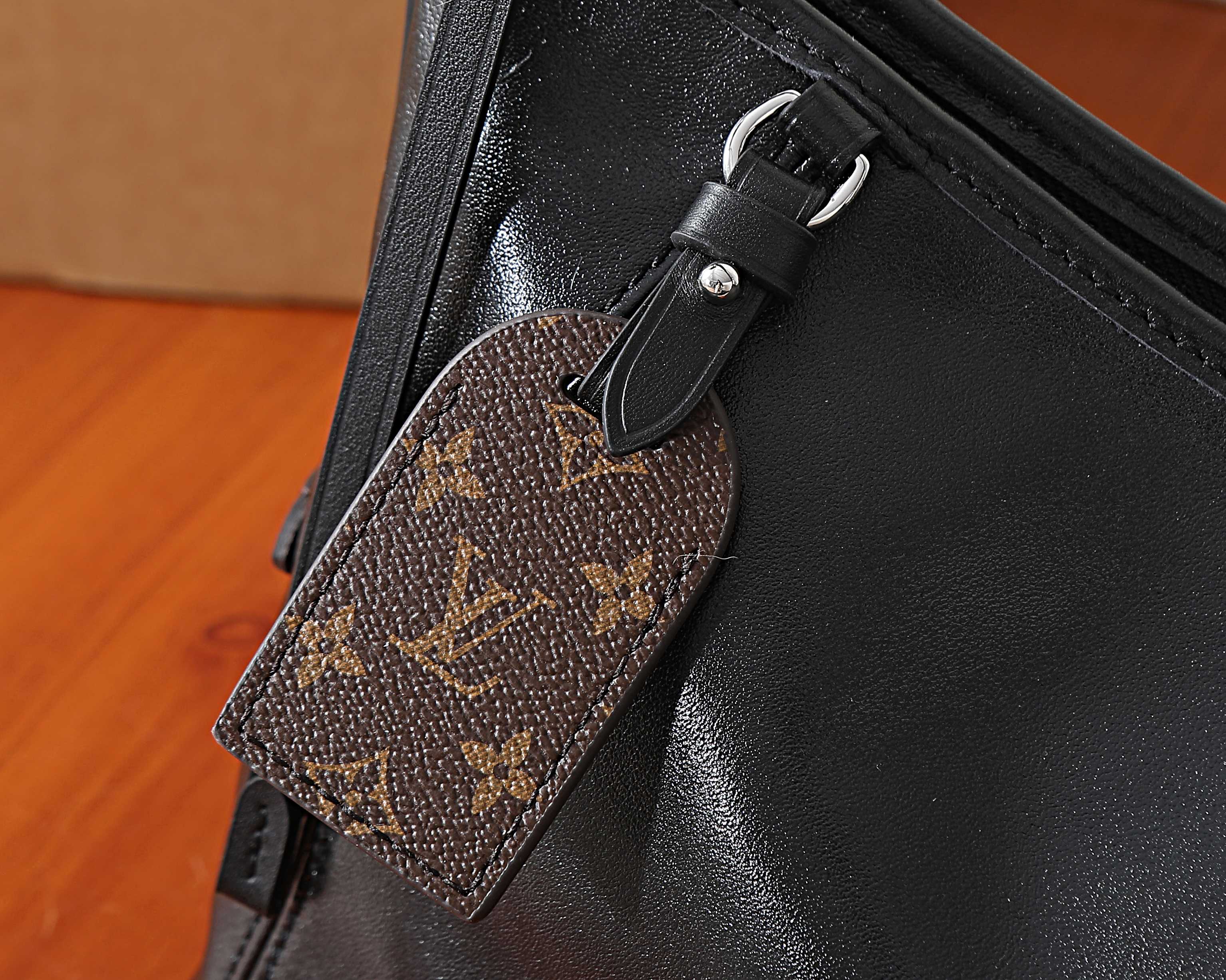 루이비통 캐리올 이스트 웨스트