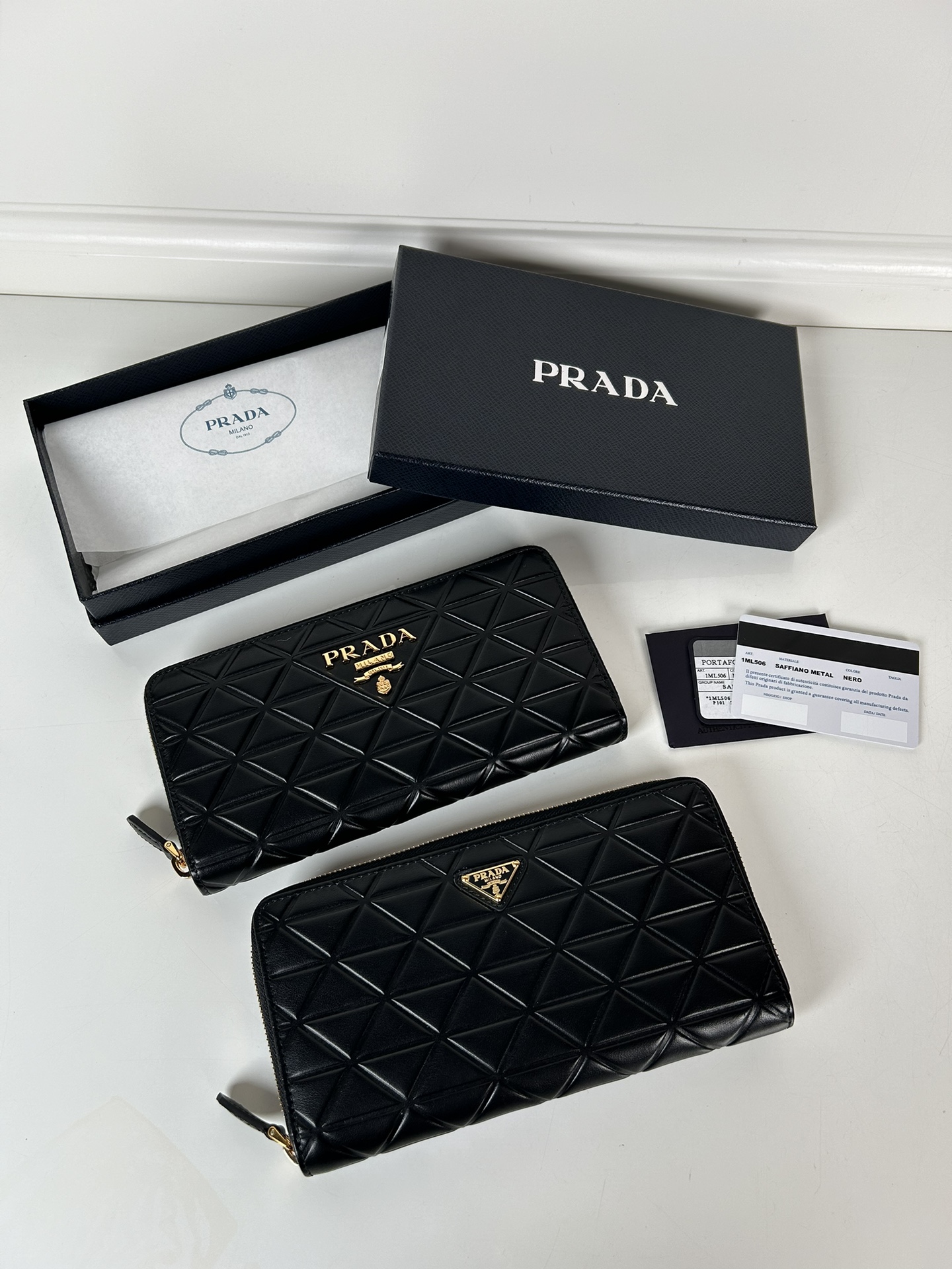 프라다 나파 레더 지피 장지갑