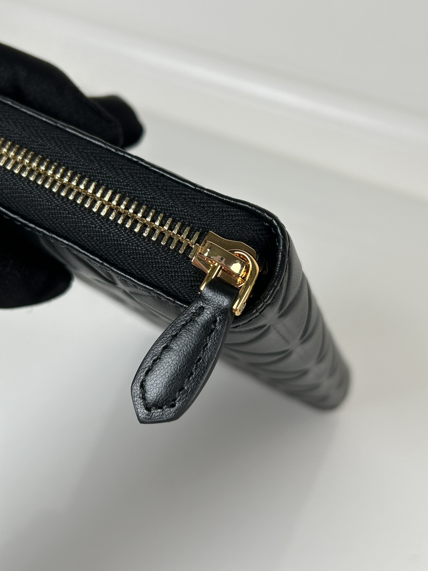 프라다 나파 레더 지피 장지갑