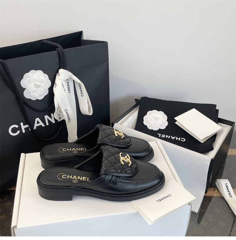 샤넬 CC로고 턴락 뮬 블로퍼