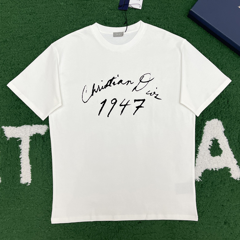 디올 핸드라이팅 1947 크리스찬 디올 프린팅 캐주얼 핏 반팔 티셔츠