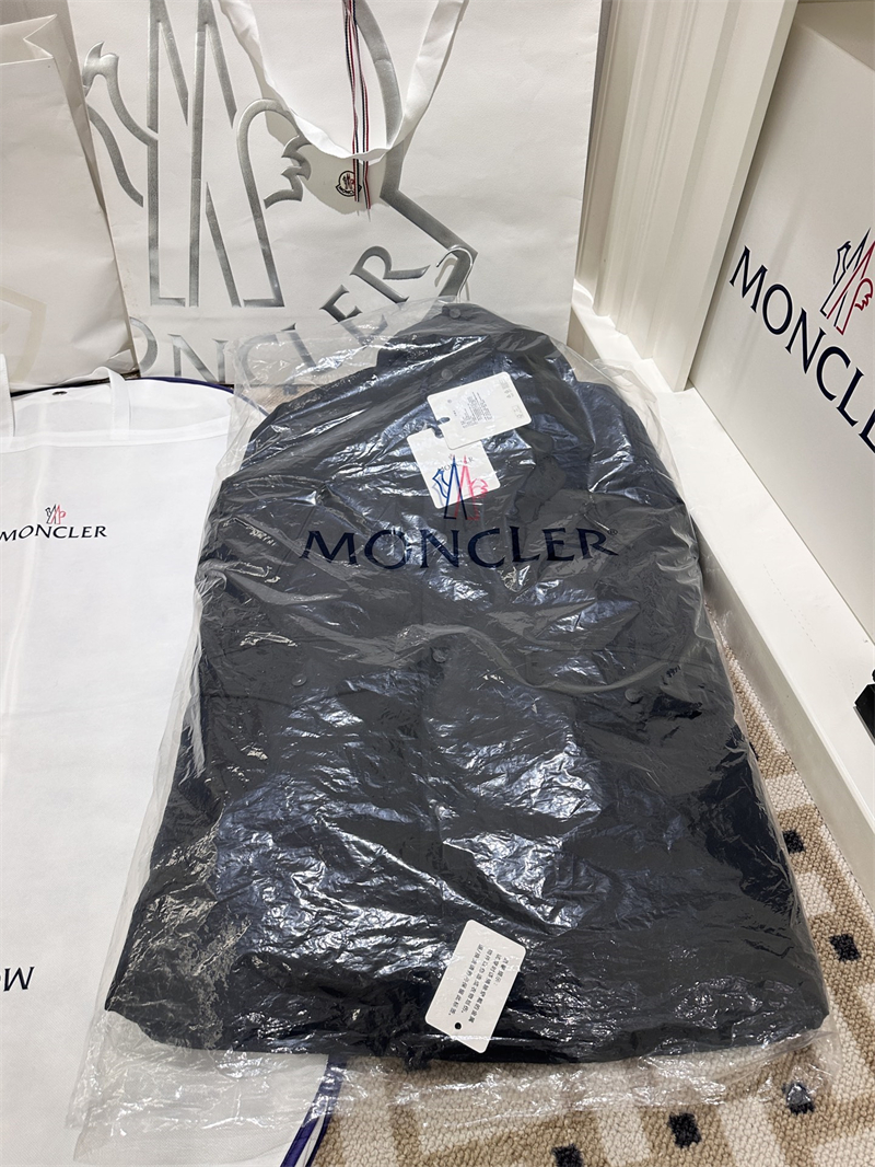 몽클레어 Livradois 리브라도이스 후드 다운 패딩 자켓