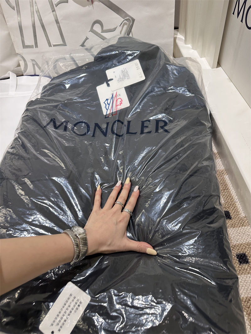 몽클레어 Livradois 리브라도이스 후드 다운 패딩 자켓