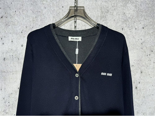미우미우 체스트 로고 실크 캐시미어 스웨터 가디건