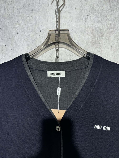 미우미우 체스트 로고 실크 캐시미어 스웨터 가디건
