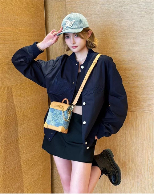 루이비통 엠브로이더드 LV 러버 블루종 자켓