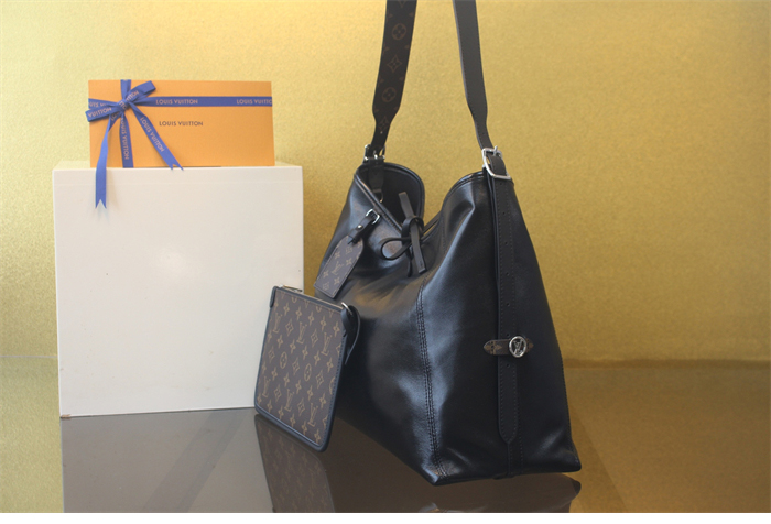 루이비통 캐리올 카고 MM M25143