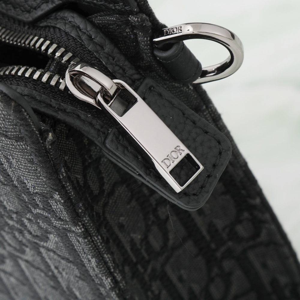 디올 A5 Triangle Pouch