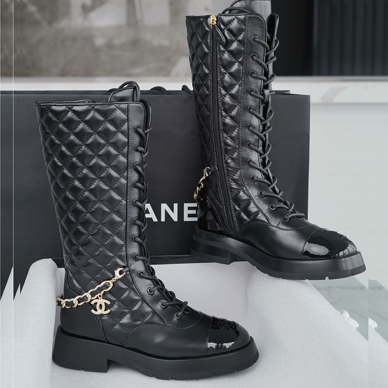 샤넬 23b 체인 로고 퀄팅 레이스업 롱 부츠