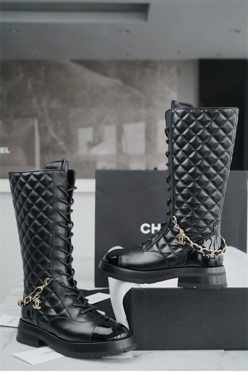 샤넬 23b 체인 로고 퀄팅 레이스업 롱 부츠