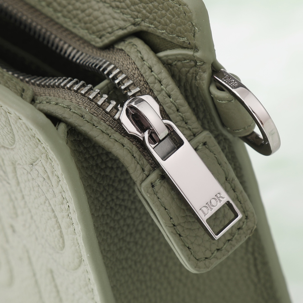 디올 A5 Triangle Pouch