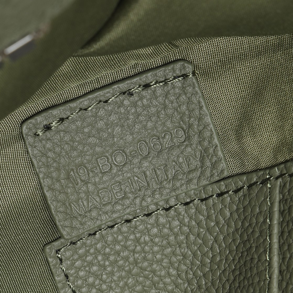 디올 A5 Triangle Pouch