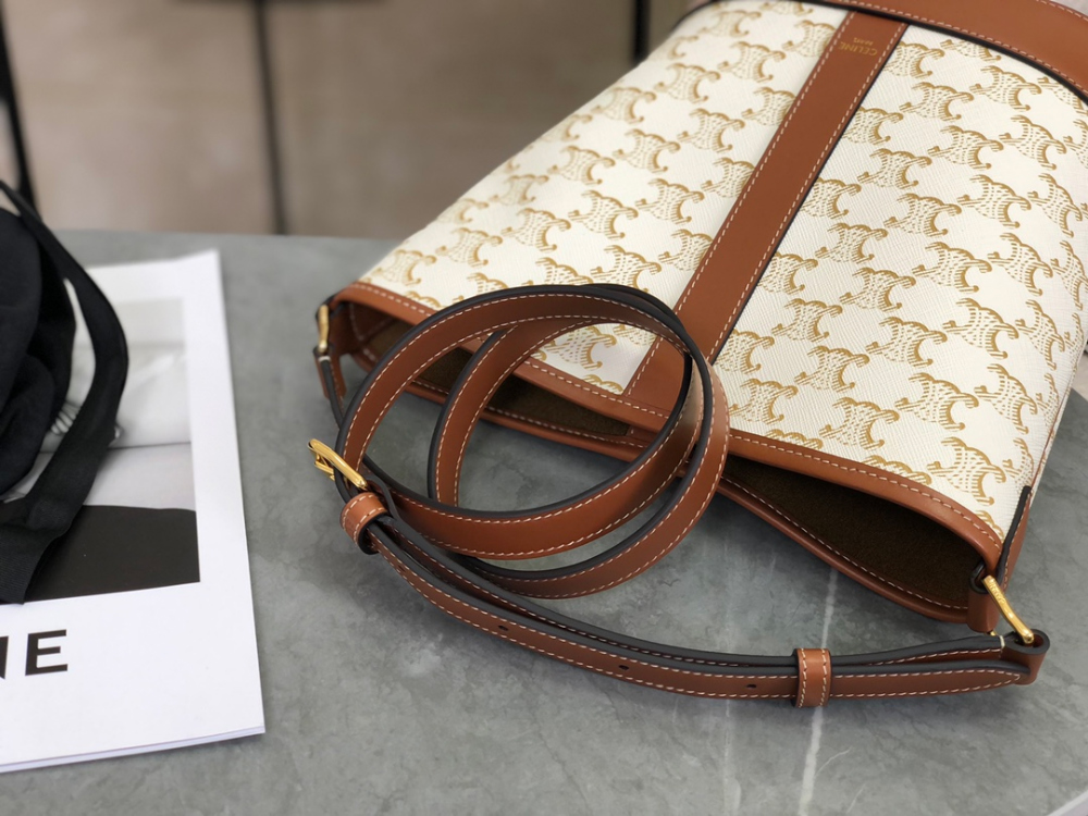 셀린느 퀴르 트리옹프 버킷백