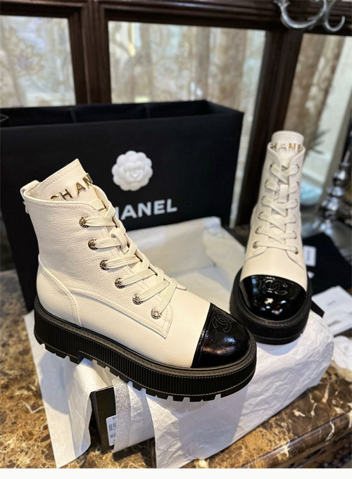 샤넬 23b 레이스업 투톤 부츠