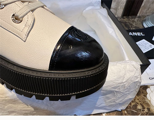 샤넬 23b 레이스업 투톤 부츠