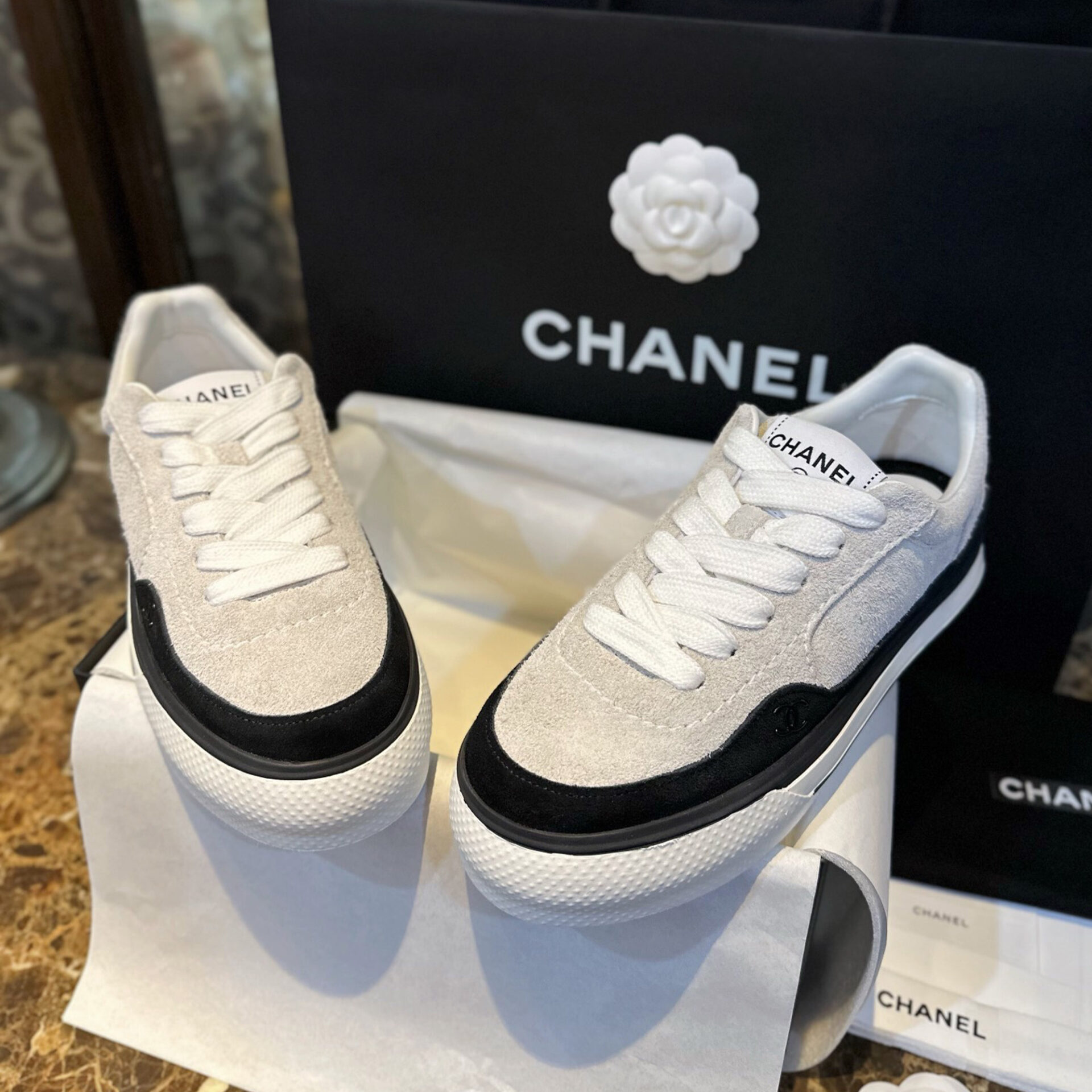 샤넬 23B CC로고 벨벳 스웨이드 스니커즈