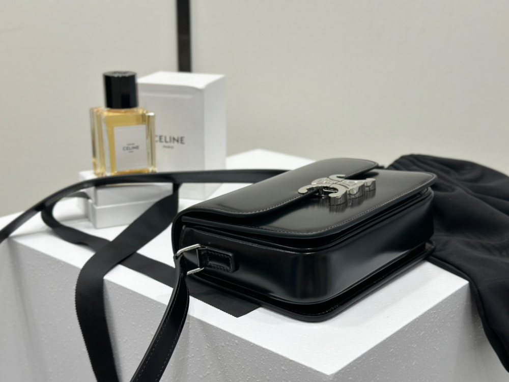 셀린느 Teen Triomphe Bag Shiny Calfskin
