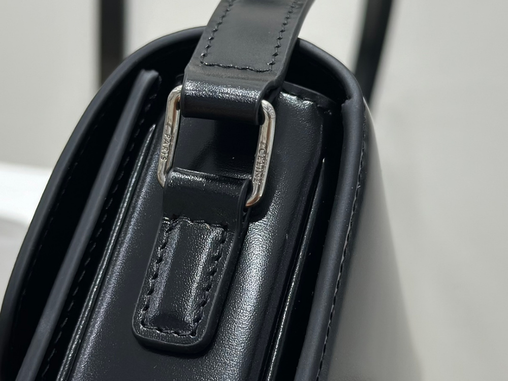 셀린느 Teen Triomphe Bag Shiny Calfskin