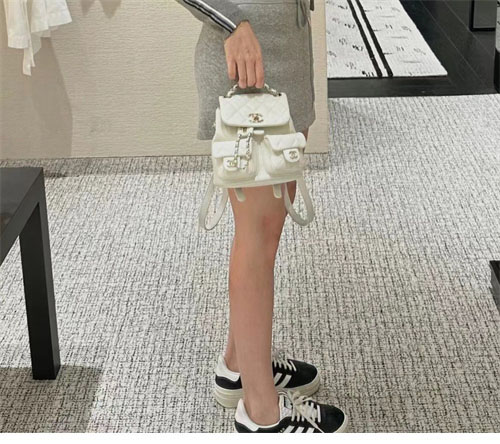 샤넬 24A HAAS 더블 포켓 듀마 백백 화이트