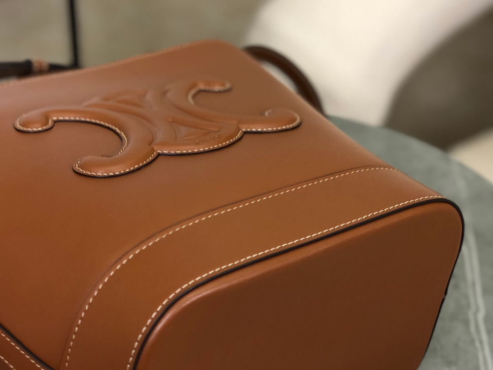 셀린느 퀴르 트리옹프 버킷백