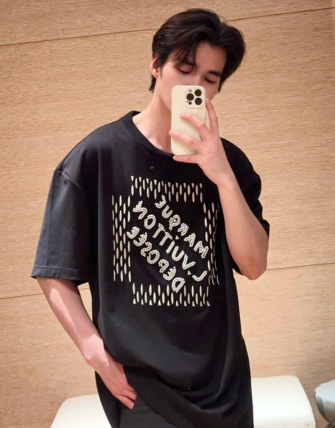 루이비통 24SS 엠브로이더드 시그니처 비즈 디테일 반팔 티셔츠 블랙