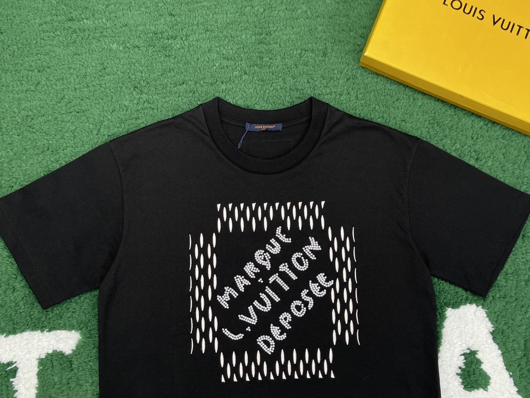 루이비통 24SS 엠브로이더드 시그니처 비즈 디테일 반팔 티셔츠 블랙