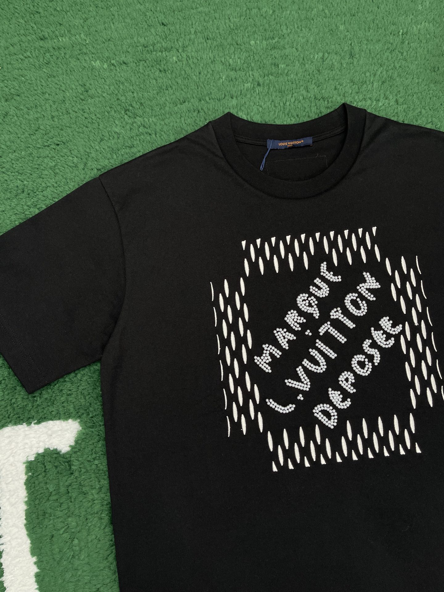 루이비통 24SS 엠브로이더드 시그니처 비즈 디테일 반팔 티셔츠 블랙