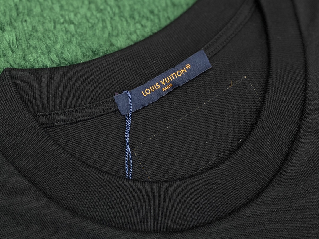 루이비통 24SS 엠브로이더드 시그니처 비즈 디테일 반팔 티셔츠 블랙