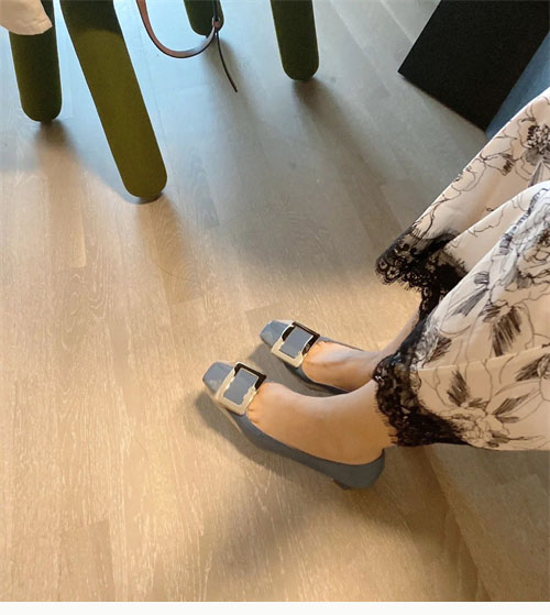 로저 비비에 트럼펫 메탈 버클 펌프스4.5cm